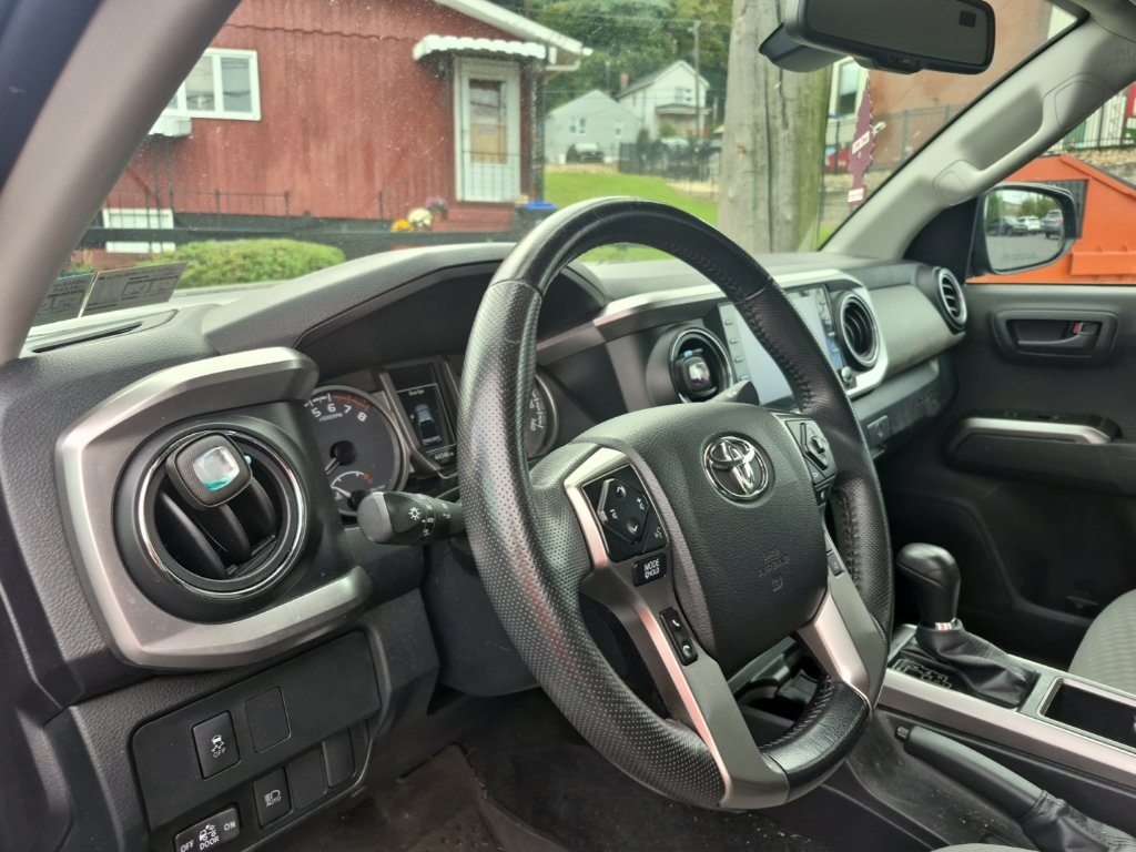 Used 2022 Toyota Tacoma SR5 AWD/4WD image 10