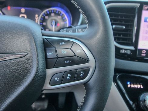 Used 2024 Chrysler Pacifica Touring-L FWD image 19