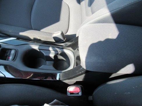 Used 2021 Toyota Corolla LE FWD image 30