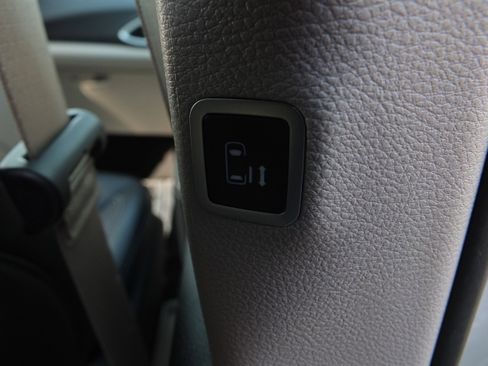 Used 2024 Chrysler Pacifica Touring-L image 16