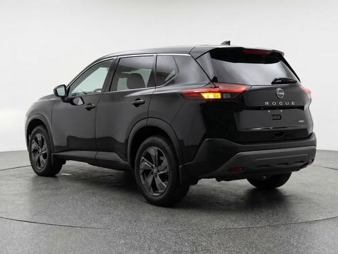 Used 2025 Nissan Rogue SV image 6