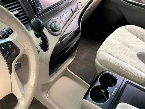 Used 2014 Toyota Sienna LE image 16