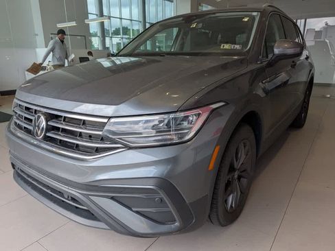 Used 2023 Volkswagen Tiguan SE w/ Panoramic Sunroof Package FWD image 10