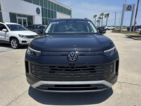 Used 2025 Volkswagen Tiguan SE FWD image 2