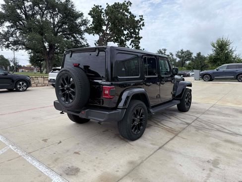 Used 2025 Jeep Wrangler Unlimited Sahara AWD/4WD image 6