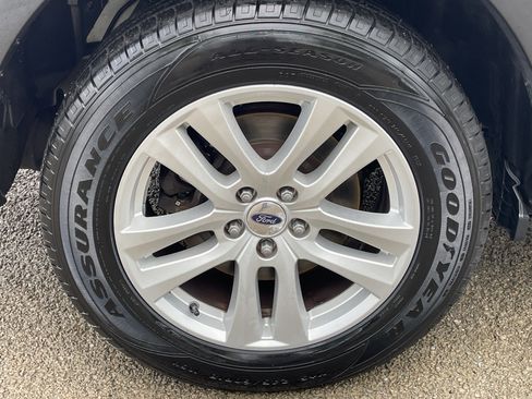 Used 2018 Ford Explorer XLT w/ Equipment Group 202A AWD/4WD image 37