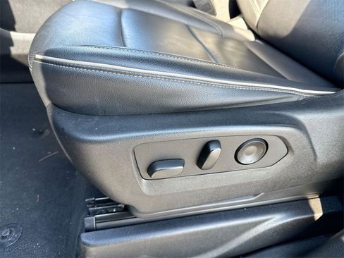 Used 2021 GMC Yukon XL SLT w/ SLT Luxury Package image 12