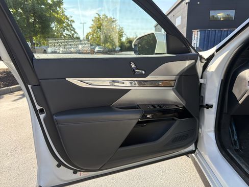 Used 2023 BMW 760i xDrive AWD/4WD image 94