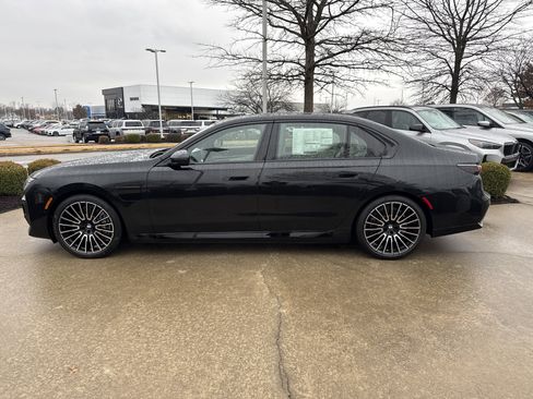 New 2026 BMW 750e xDrive image 2