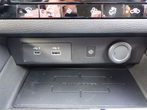 New 2025 Mitsubishi Outlander SE image 23