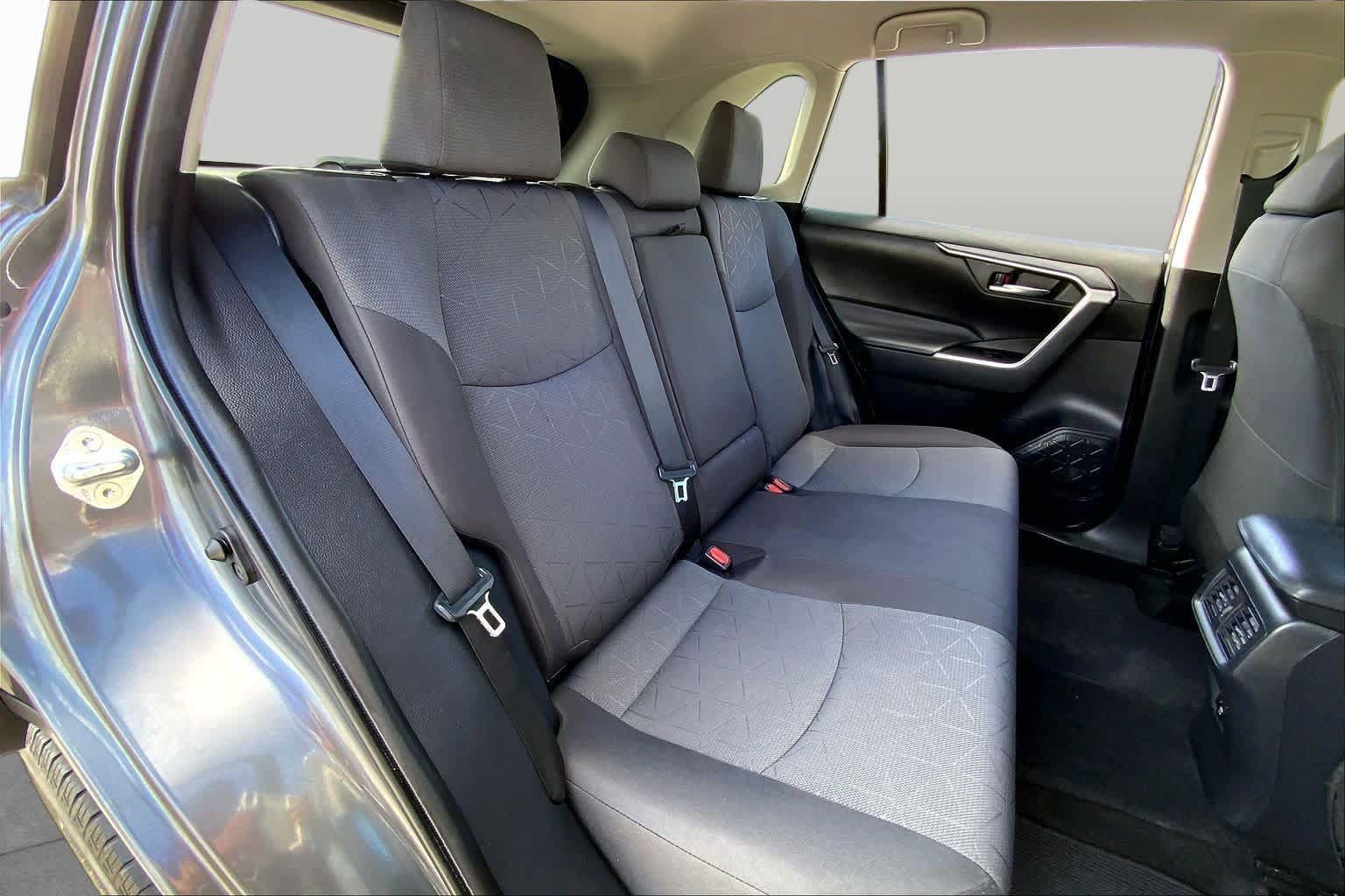 Used 2021 Toyota RAV4 XLE FWD image 19