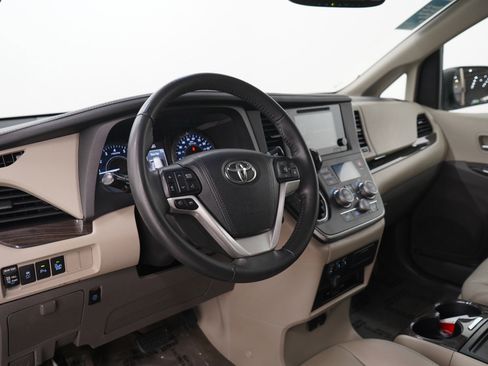 Used 2017 Toyota Sienna XLE Premium AWD/4WD image 28