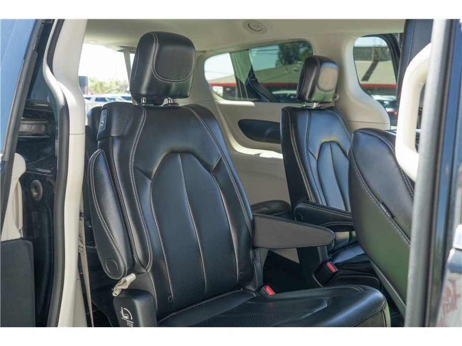 Used 2023 Chrysler Pacifica Touring-L FWD image 37