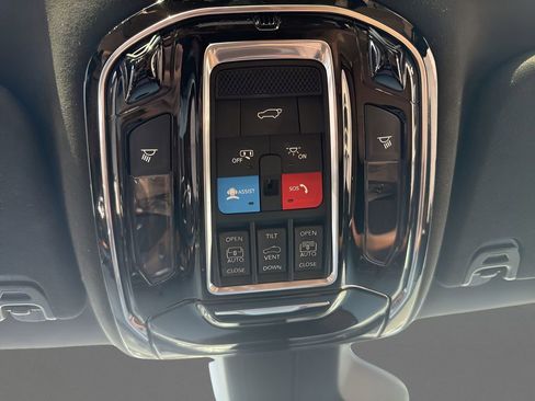 Used 2022 Jeep Grand Wagoneer Series III w/ Rear Seat Video Group 1 AWD/4WD image 18