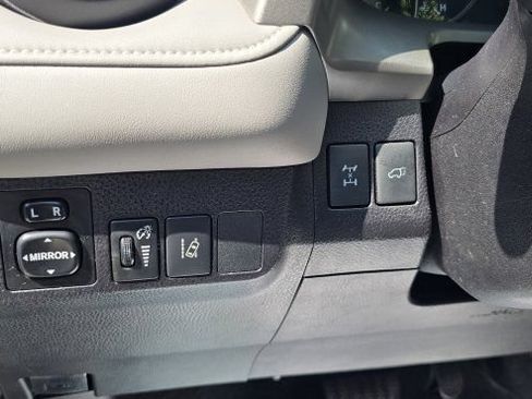 Used 2017 Toyota RAV4 XLE AWD/4WD image 17