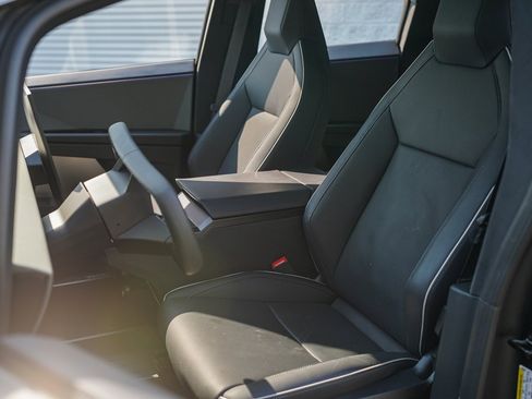 Used 2025 Tesla Cybertruck AWD Crew Cab image 22