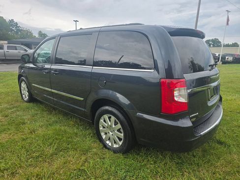 Used 2014 Chrysler Town & Country Touring FWD image 5
