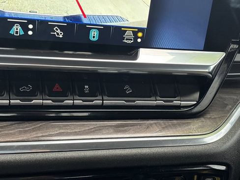 Used 2024 Chevrolet Silverado 2500 LTZ w/ LTZ Convenience Package image 38