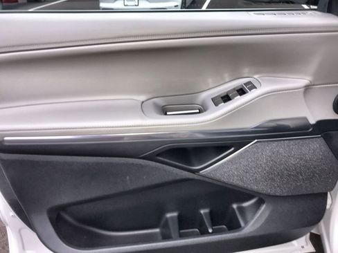 Used 2025 Lincoln Navigator Reserve image 13