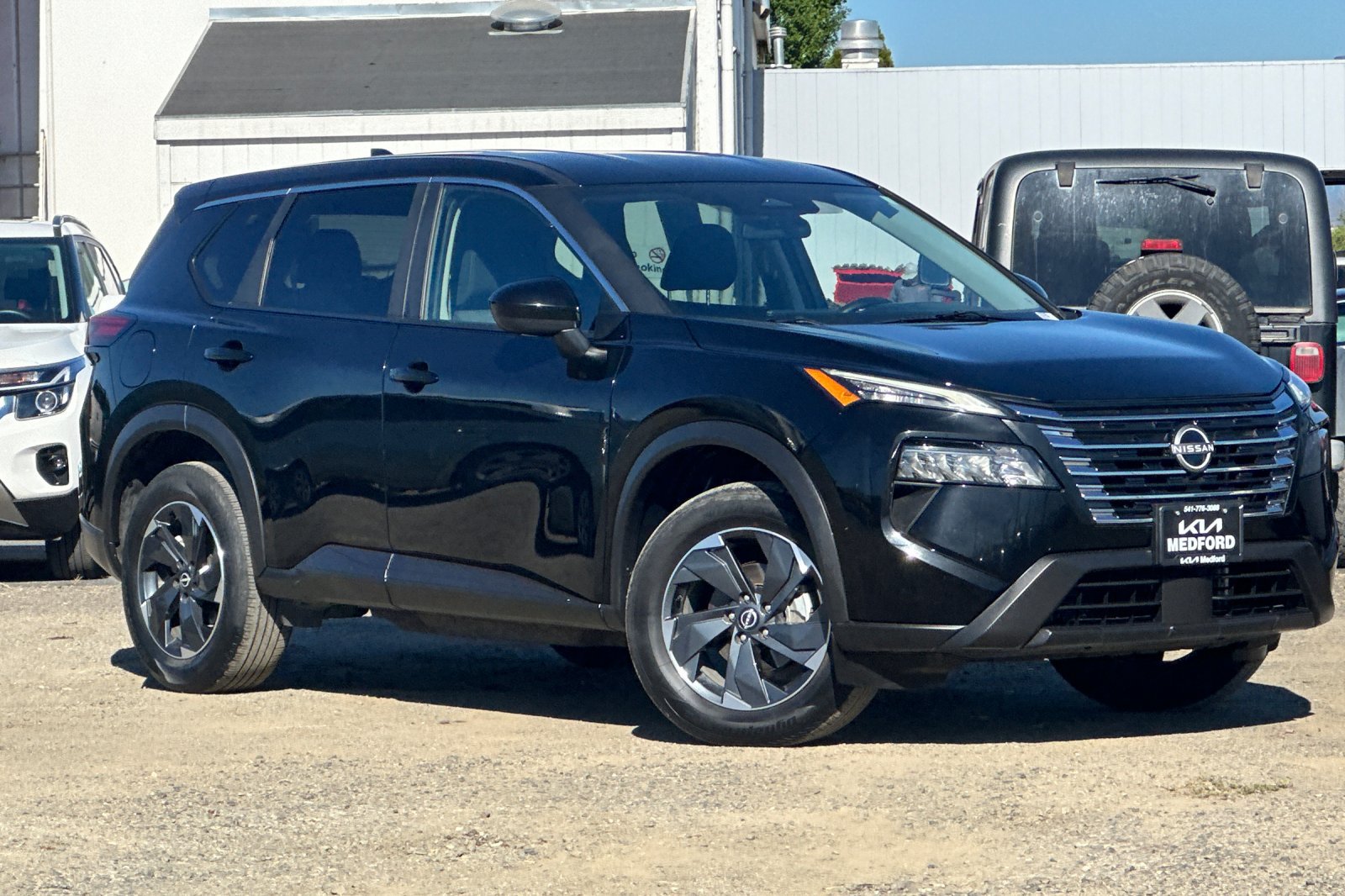 Used 2025 Nissan Rogue SV AWD/4WD image 2