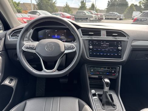 Used 2024 Volkswagen Tiguan SE w/ Panoramic Sunroof Package AWD/4WD image 2