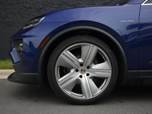 Used 2024 Porsche Macan 4 Electric AWD/4WD image 39
