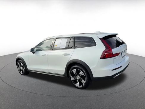 Used 2025 Volvo V60 B5 Cross Country Plus image 10