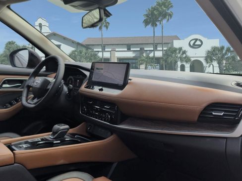 Used 2025 Nissan Rogue Platinum w/ Tech Package FWD image 30