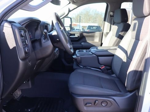 Used 2024 Chevrolet Silverado 2500 Custom w/ Custom Convenience Package image 4