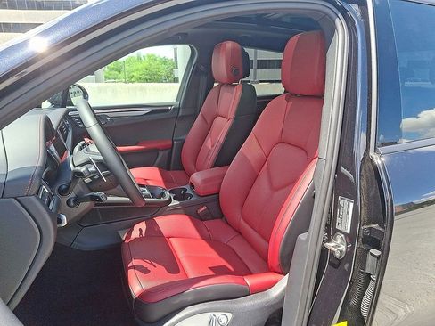 Used 2025 Porsche Macan image 15