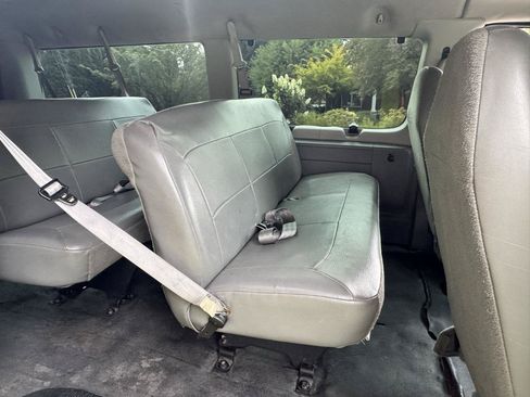 Used 2006 Ford E-350 and Econoline 350 XLT RWD image 12