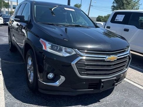 Used 2020 Chevrolet Traverse LT w/ Driver Confidence II Package AWD/4WD image 3
