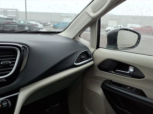 Used 2023 Chrysler Pacifica Touring-L image 20