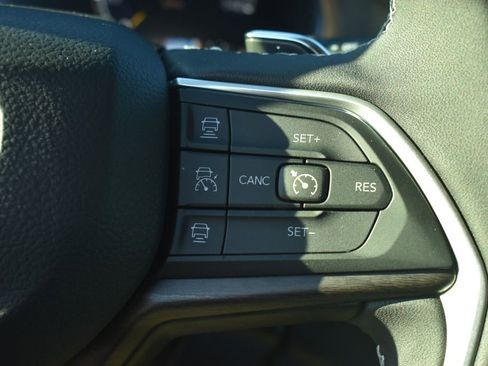 Certified 2025 Jeep Grand Cherokee Limited AWD/4WD image 38