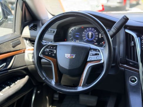 Used 2019 Cadillac Escalade Luxury AWD/4WD image 17