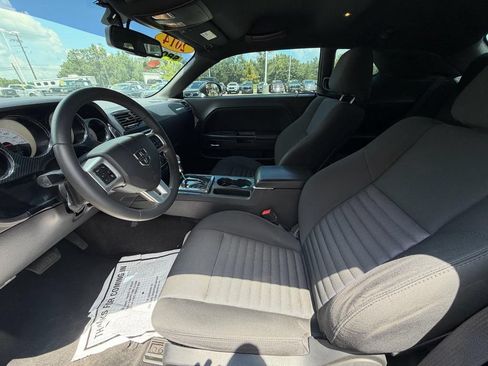 Used 2014 Dodge Challenger SXT RWD image 10
