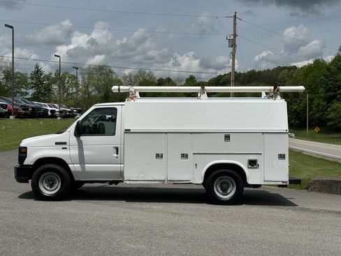 Used 2011 Ford E-350 and Econoline 350 Super Duty w/ Class I Trailer Tow Pkg RWD image 2