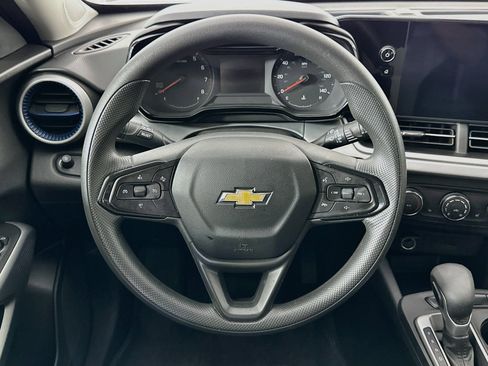 Used 2025 Chevrolet Trax LS w/ LS Convenience Package FWD image 18