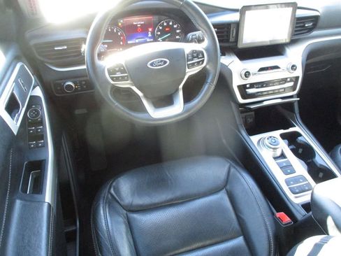 Used 2020 Ford Explorer XLT image 12
