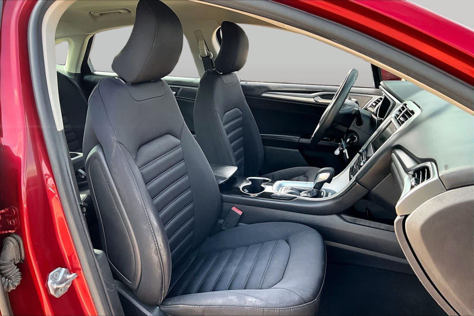 Used 2016 Ford Fusion SE FWD image 9