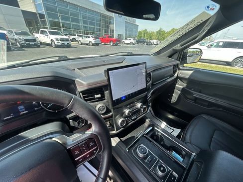 Used 2024 Ford Expedition Limited AWD/4WD image 12