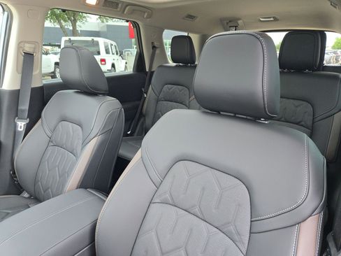 New 2026 Nissan Pathfinder Platinum FWD image 9