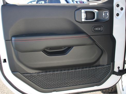 Used 2026 Jeep Gladiator Rubicon w/ Technology Group AWD/4WD image 6