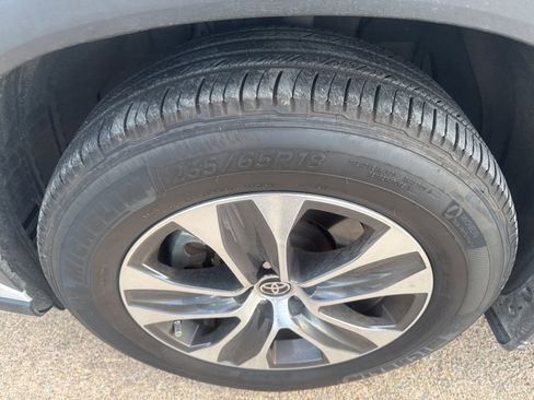 Used 2023 Toyota Highlander XLE image 9