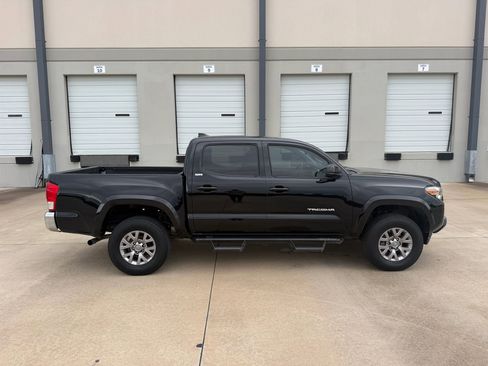 Used 2017 Toyota Tacoma SR5 w/ Tow Package RWD image 3