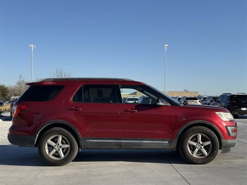 Used 2016 Ford Explorer XLT w/ Equipment Group 201A image 3