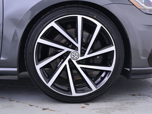 Used 2018 Volkswagen Golf R 4-Door image 14