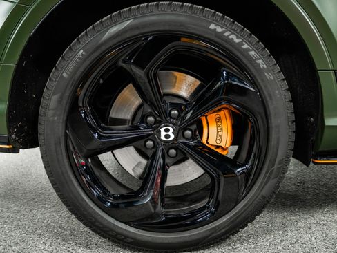 Used 2025 Bentley Bentayga image 44