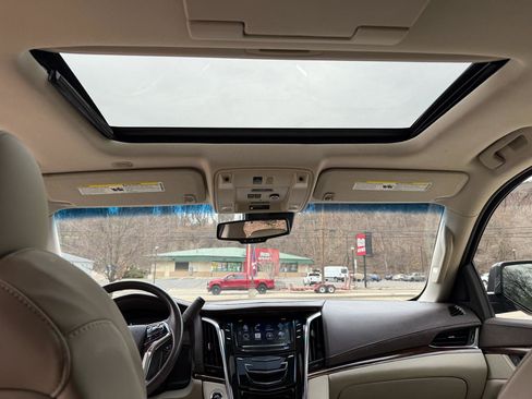 Used 2016 Cadillac Escalade Luxury image 24