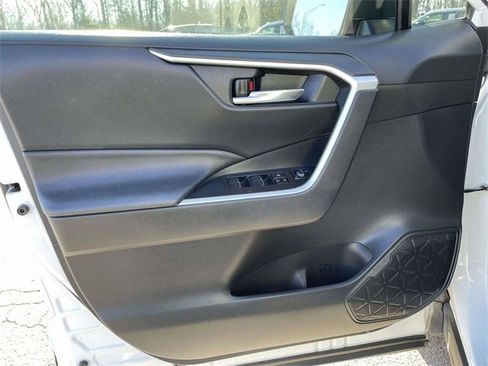 Used 2022 Toyota RAV4 XLE image 17